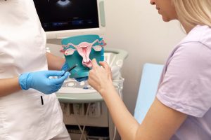 Biopsja Endometrium - lekarz tłumaczy pacjentce na czym będzie polegać zabieg