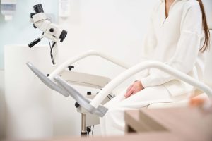 Pacjentka na fotelu ginekologicznym czekająca na kolposkopie