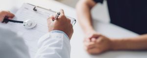 Lekarz przeprowadza kwalifikację poprzez wywiad medyczny z pacjentem