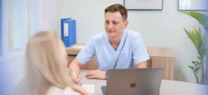 Doktor Karkotka chirurg onkologiczny konsultuje pacjentkę przed badaniem